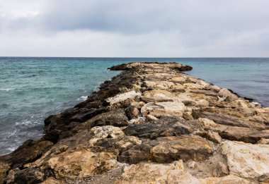 İtalya 'da Lecce yakınlarında San Cataldo' da sonbahar bulutlu havasında Rocky Rıhtımı