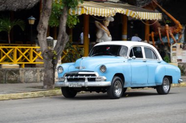 VARADERO, CUBA - SEPTEMBER 2, 2023: Mavi klasik Chevrolet BelAir 1952 sedan araba Küba 'da, hafif hareket bulanıklığı