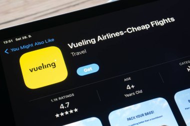 OSTRAVA, CZECHIA - 28 Eylül 2024: Ucuz seyahat için Vueling Havayolları mobil uygulaması olan Apple uygulama mağazası