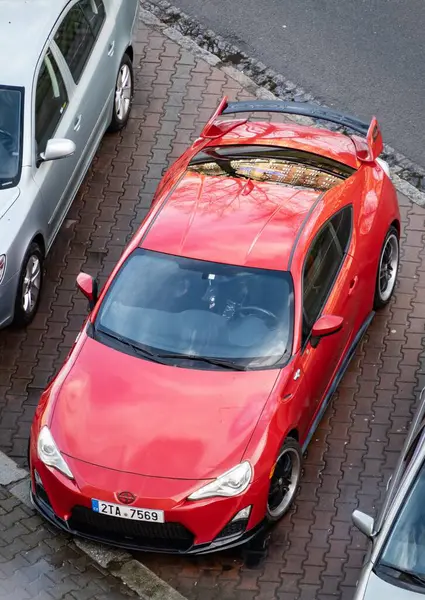 OSTRAVA, CZECHIA - 4 Şubat 2024: Toyota GT86 ya da Subaru BRZ olarak bilinen kırmızı Scion FR-S spor arabasının ön görünümü,