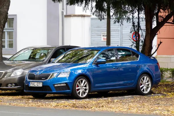 EGER, HUNGARY - 28 EKİM 2023: Sonbaharda sokağa park edilmiş mavi Skoda Octavia RS arabası