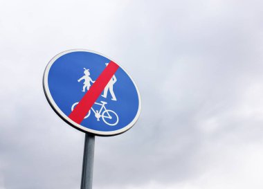 Bulutlu gökyüzüne karşı bisiklet bölgesi işaretinin sonu