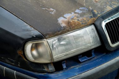 BRNO, CZECH REPUBLIC - 29 Haziran 2015: Hasarlı Skoda Felicia arabası tamir edildi