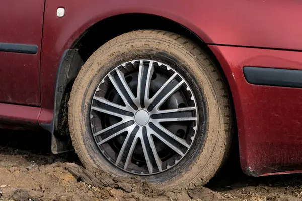 SENOV, CZECH REPUBLIC - 3 Mart 2017: Çamurdaki kirli Barum Polaris lastiğinin ayrıntıları