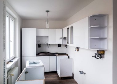 Yeni bir beyaz modern mutfak yapım aşamasında.