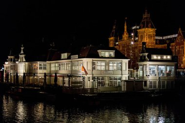 AMSTERDAM, NETHERLANDS - 11 Kasım 2013: Arka planda ünlü Smits Koffiehuis restoranı ve tren istasyonu ile Amsterdam Şehri