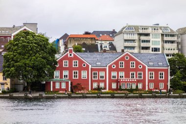 OSLO, NORway - 8 Ağustos 2015: Stavanger 'de Breiavatnet Gölü yakınlarında Kongsgata 47-49 numaralı kırmızı bina 1867' de inşa edildi ve 1919 'da tamamlandı.