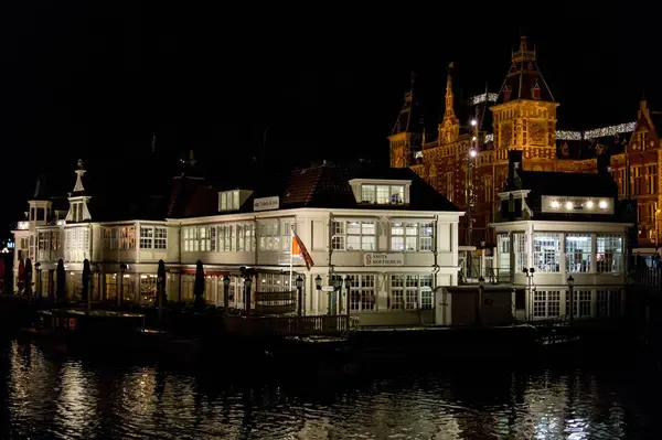 AMSTERDAM, NETHERLANDS - 11 Kasım 2013: Arka planda ünlü Smits Koffiehuis restoranı ve tren istasyonu ile Amsterdam Şehri