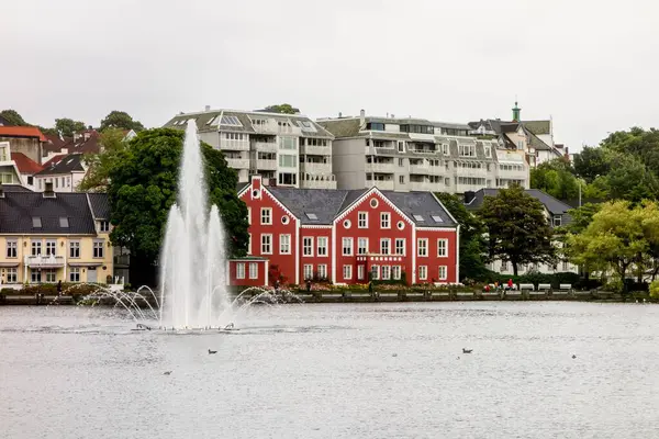 OSLO, NORway - 8 Ağustos 2015: Stavanger 'de Breiavatnet Gölü yakınlarında Kongsgata 47-49 numaralı kırmızı bina 1867' de inşa edildi ve 1919 'da tamamlandı.