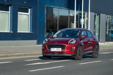 OSTRAVA, CZECHIA - 28 ARALIK 2023: Hafif hareket bulanıklığı olan kırmızı Ford Puma geçiş aracı