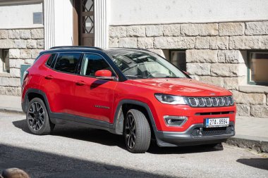 OSTRAVA, CZECHIA - 5 Ekim 2023: Kırmızı Jeep Pusula Limited SUV aracı