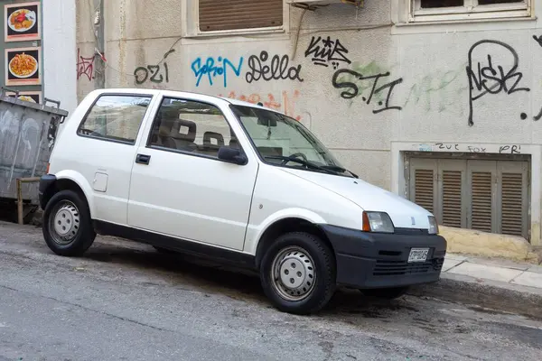 ATENS, GREECE - 4 Şubat 2019: Yunan caddesinde park edilmiş beyaz İtalyan Fiat Cinquecento arabası (Tip 170)