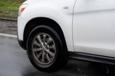 OSTRAVA, CZECHIA - 20 Kasım 2023: Mitsubishi ASX 'in hareket bulanıklığı olan ön alaşım tekeri