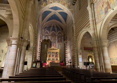 VERONA, ITALY - 28 Ekim 2024: İtalya 'nın Verona kentindeki Basilica di San Zeno Maggiore kilisesinde iç sıralar ve tavan
