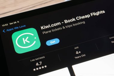 OSTRAVA, CZECHIA - SEPTEMBER 28, 2024: Ucuz uçuşlar için iOS cihazına Kiwi.com mobil uygulamalı Apple uygulama mağazası