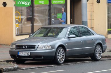 OSTRAVA, CZECHIA - 28 Eylül 2023: 1990 'lardan kalma gümüş Audi A8 Mk1 D2 lüks sedan araba