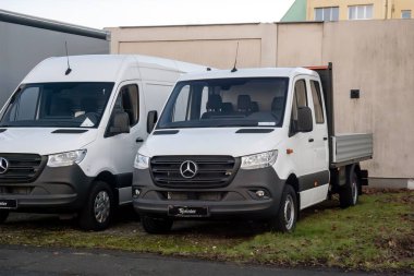 OSTRAVA, CZECHIA - 26 ARALIK 2023 Mercedes-Benz Sprinter Double Cab Chassis araçları satılmaya hazır olarak galeride sunulmaktadır.