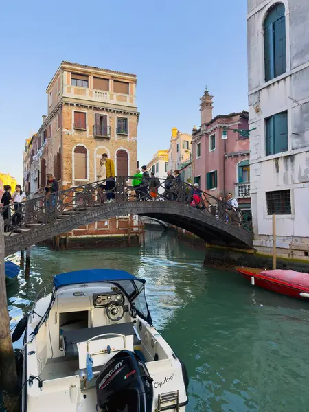 VENICE, İtalya - 1 Kasım 2024: Ponte dei Conzafelzi köprüsü ve Venedik, İtalya 'da turistlerle dolu Palazzo Tetta evi