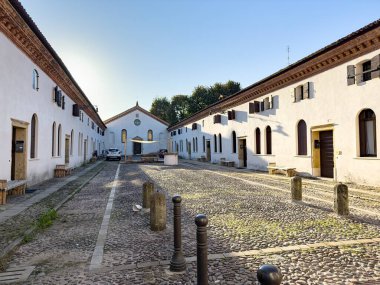 PADOVA, ITALY - 31 Ekim 2024: Padova, İtalya 'da gün batımında Comunita di Sant Egidio topluluk merkezi