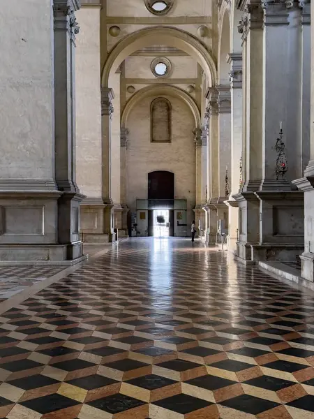 PADOVA, ITALY - 30 Ekim 2024: Abbazia di Santa Giustina katedrali, Padova, İtalya, dikey görüntü