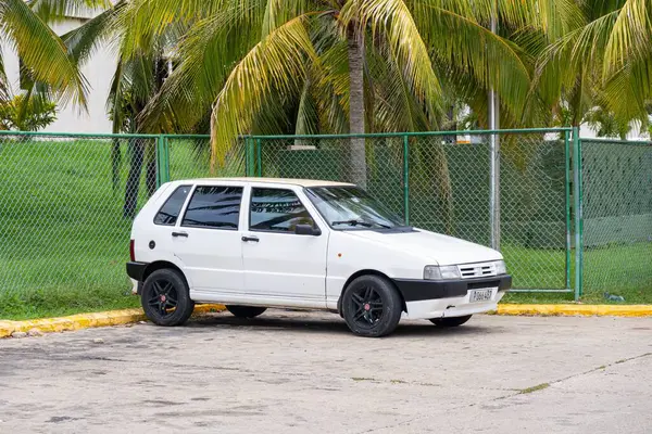 VARADERO, CUBA - 2 Eylül 2023: Beyaz Fiat Uno, Küba 'da İtalyan arabası