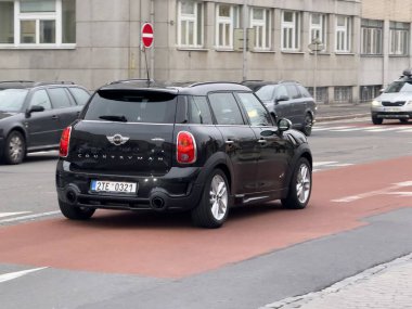 OSTRAVA, CZECHIA - 4 Aralık 2024: Siyah Mini Vatandaş R60 geçiş aracı hafif hareket bulanıklığı etkisi, arka üç çeyrek görünüm