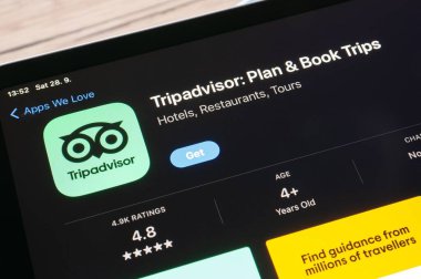 OSTRAVA, CZECHIA - Eylül 28, 2024: TripDanışman seyahat planı, otel ve uçuşlar için mobil seyahat uygulaması olan Apple uygulama mağazası