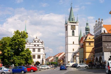LITOMERICE, CZECHIA - 2 Haziran 2018: Kostel Vsech Svatych (All Saints Church) ve Çek Cumhuriyeti 'nin Litomerice şehrindeki saat kulesi