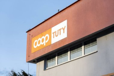 HAVIROV, CZECH REPUBLIC - 28 ARALIK 2023: Turuncu renkli Coop Tuty bakkal