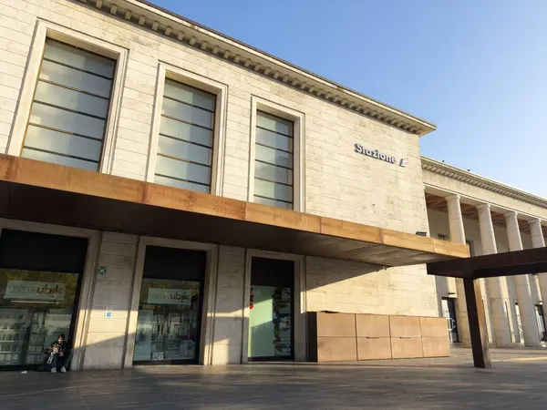 PADOVA, ITALY - 1 Kasım 2024: Stazione FS di Padova ana tren istasyonu, İtalya