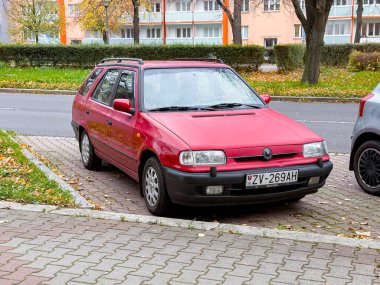 OSTRAVA, CZECHIA - 4 Kasım 2024: Kızıl Çek Skoda Felica Combi GLXi arazi aracı