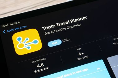 OSTRAVA, CZECHIA - 28 Eylül 2024: TripIt mobil seyahat planı ve tatil organizasyonu için seyahat uygulaması içeren Apple uygulama mağazası