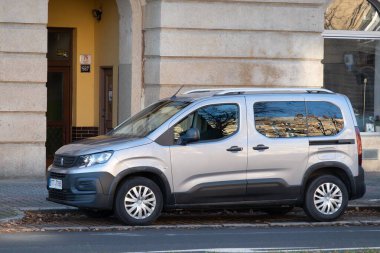 OSTRAVA, CZECHIA - 18 Aralık 2023: Peugeot Rifter GT MPV modern aile arabası