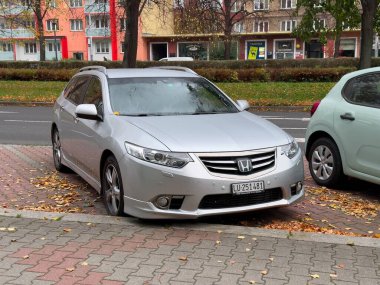 OSTRAVA, CZECHIA - 4 Kasım 2024: Silver Honda Accord 8G Tourer CW CW