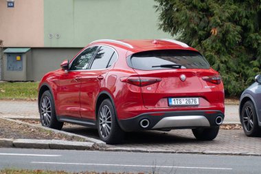 OSTRAVA, CZECHIA - 31 Ocak 2024: Caddeye park edilmiş Alfa Romeo Stelvio Q4 SUV 'nin arka tarafı