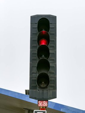 Semaphore tren sinyali beş ışık, kırmızı olan bir, dikey görüntü