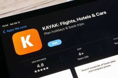 OSTRAVA, CZECHIA - SEPTEMBER 28, 2024: Ucuz uçuşlar, oteller için iOS cihazına Kayak mobil uygulaması yüklenmiş Apple uygulama mağazası