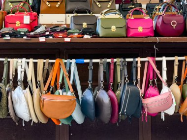 VERONA, İtalya - 29 Ekim 2024 Sahte SeeVision güneş gözlüğü ve çantalarıyla İtalya 'daki pazar yeri