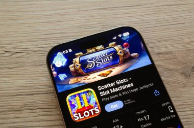 OSTRAVA, CZECHIA - 19 Ocak 2025: Dağıtıcı Slotlu Apple uygulama mağazası - Slot Machines mobil kumarhane uygulaması