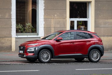 OSTRAVA, CZECHIA - 1 Şubat 2024: Kırmızı Hyundai Kona kavşağı otomobili