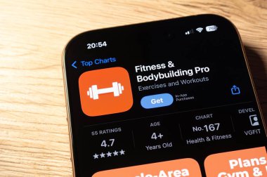 OSTRAVA, CZECHIA - 31 Ocak 2025: Fitness ve Vücut Geliştirme Pro eğitim uygulamalı Apple uygulama mağazası 