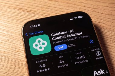 OSTRAVA, CZECHIA - 27 Ocak 2025: ChatNow ile uygulama mağazası - Yüklenecek yapay zeka Chatbot Asistan mobil uygulaması