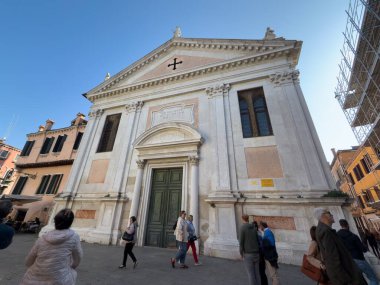 VENİS, İtalya - 1 Kasım 2024: Venedik 'teki Chiesa di Santa Fosca Kilisesi, İtalya' da turistlerle birlikte, ultra geniş açılı,