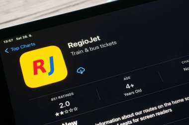 OSTRAVA, CZECHIA - SEPTEMBER 28, 2024: Çevrimiçi tren ve otobüs biletleri almak için Regiojet mobil uygulamalı Apple uygulama mağazası