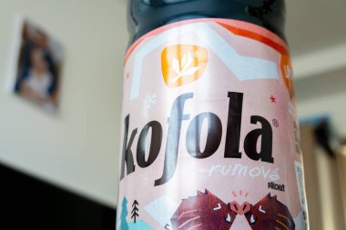 OSTRAVA, CZECH REPUBLIC - 8 ARALIK 2023: Rom aromalı, detay içeren, Kofola Rumova Çek kokain benzeri plastik şişe