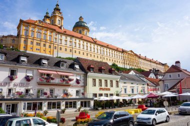 MELK, AUSTRIA - 1 Ağustos 2021: Stiftskirche Stift Melk Şatosu Avusturya, Sterngasse Caddesi, güneşli bir günde