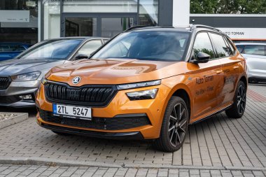 HAVIROV, CZECH REPUBLIC - 6 Ekim 2023: Orange SUV Skoda Kamiq araba galeride, sol ön tarafta