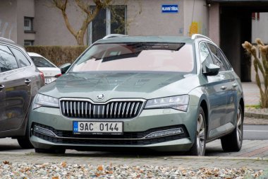 Ostrava, Çek Cumhuriyeti - 21 Aralık 2023: Yeşil Skoda Super Combi yönetici aracı sokağa park edildi