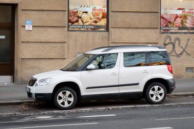 Ostrava, Çek Cumhuriyeti - 27 Aralık 2023: Beyaz Skoda Yeti SUV aracı sokağa park edildi