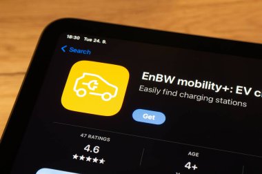 Ostrava, Çek Cumhuriyeti - 24 Eylül 2024: EnBW Mobilite Plus mobil uygulamalı Apple uygulama mağazası şarj istasyonları bulmak ve elektrikli arabaları şarj etmek için